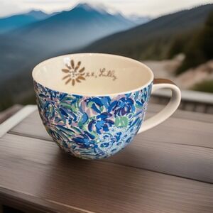 A Large LILLY Pulitzer COFFEE MUG BLUE GREEN‎ & GOLD TRIM Hidden Kittens Flowers